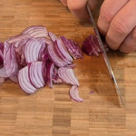 Cut red onions in fine julienne