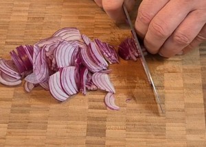 Cut red onions in fine julienne