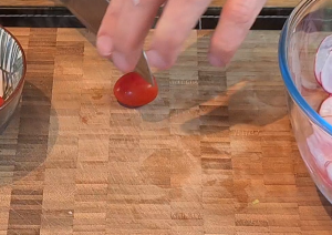 Cut tomato