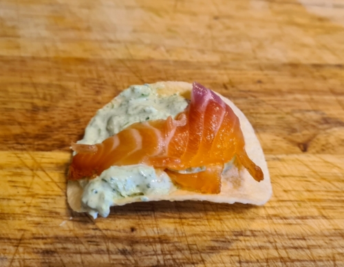 Gravlax canapé with green onion paste