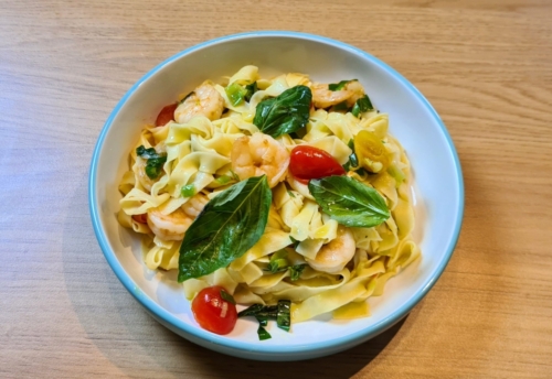 Tagliatelle, tomatoes, basil, king prawns and flavored olive oil.